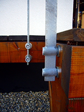 Geländer/Vordach aus verzinktem Stahl  an Holzkonstruktion