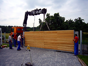 Schiebetor_Türe aus Stahl verzinkt mit Holzauflage