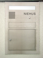 Briefkastenfront aus Edelstahl